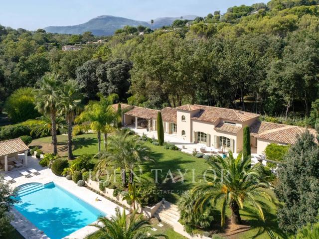 Somptueuse villa plain pied dans jardin paysager