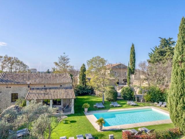 Somptueux hameau du 18ème siècle et deux piscines. 961m² L'Isle sur la Sorgue