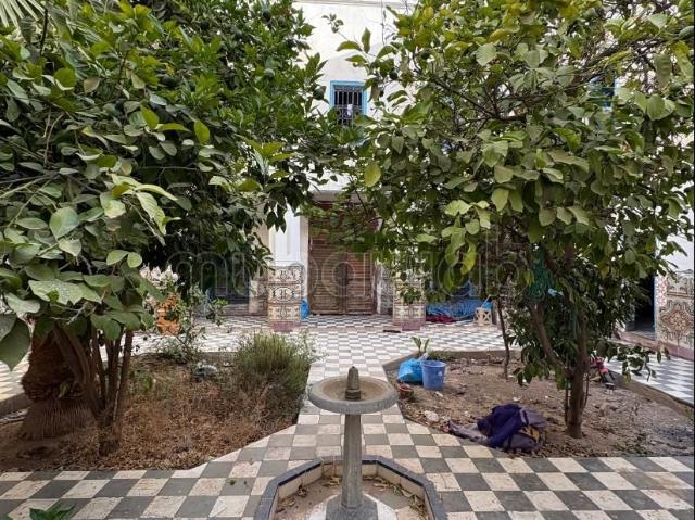 Somptueux riad à vendre 2mn de La Madrassa. Superficie 460 m²
