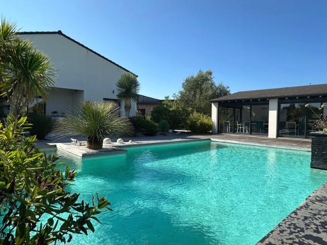 Sonnac Maison contemporaine de plain pied avec piscine et gara