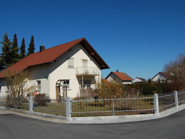Sonne, Ruhe, perfekte Anbindung Zweifamilienhaus mit großem Garten in Wallersdorf