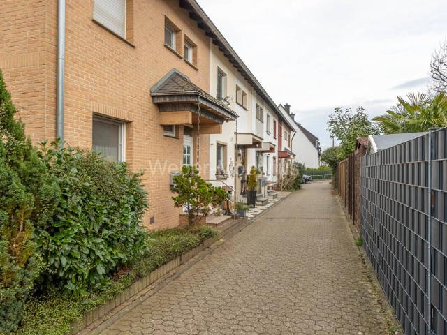 Sonnenverwöhnte Terrasse, Garten und Garage