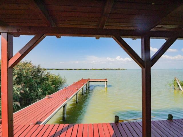 SONNENANBETER UND SEGLER AUFGEPASST FLACHDACHHÜTTE MIT BOOTSGARAGE IN DER RUSTER BUCHT AUF PACHTGRUND ZU KAUFEN