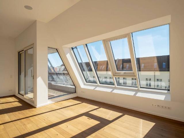 Sonnendurchflutete Dachgeschosswohnung mit Terrasse in stilvollem Altbau
