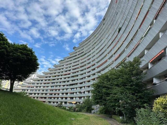 Sonnenring: Lichtdurchflutete 2,5 Zimmer Wohnung mit großer Südwest Loggia