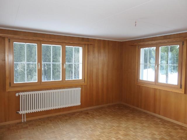 Sonnig gelegenes Wohnhaus mit 3 Garagen