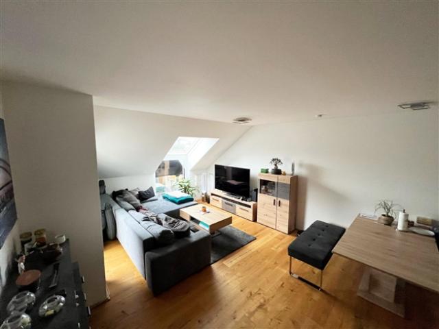 Schöne Dachgeschosswohnung inkl. Einbauküche und Loggia Top A10