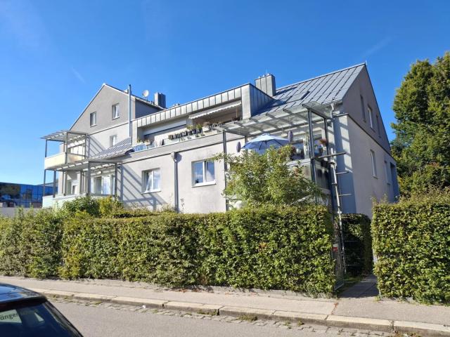 Sonnige, großzügige 3 Zimmer Wohnung mit überdachtem Balkon und möblierter Küche in zentraler Lage in Ried