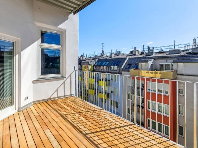 Sonnige, voll klimatisierte Loggia Wohnung mit 5 Zimmern in charmantem Wiener Altbau