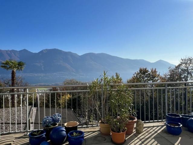 Sonnige Wohnung mit grosser Terrasse, Gemeinschaftspool und eigenem Gartenteil