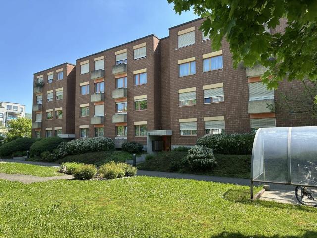 Sonnige 2.5 Zimmerwohnung mit schöner Aussicht und Einstellplatz in Aesch