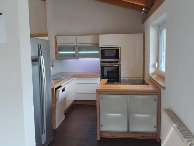 Moderne 3 Zimmer Dachgeschosswohnung mit Balkon und Tiefgarage