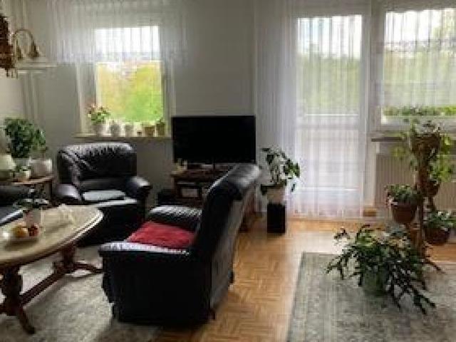 Sonnige 2 Zimmer Wohnung mit Balkon und Einbauküche zu vermieten!