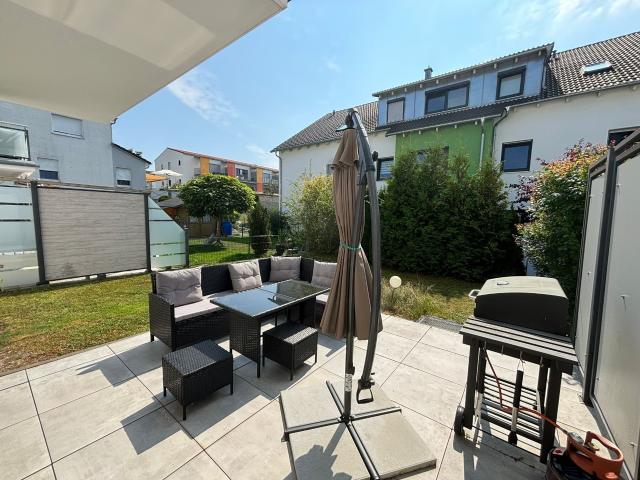 Sonnige 2 Zimmer Wohnung mit eigenem Garten und Stellplatz
