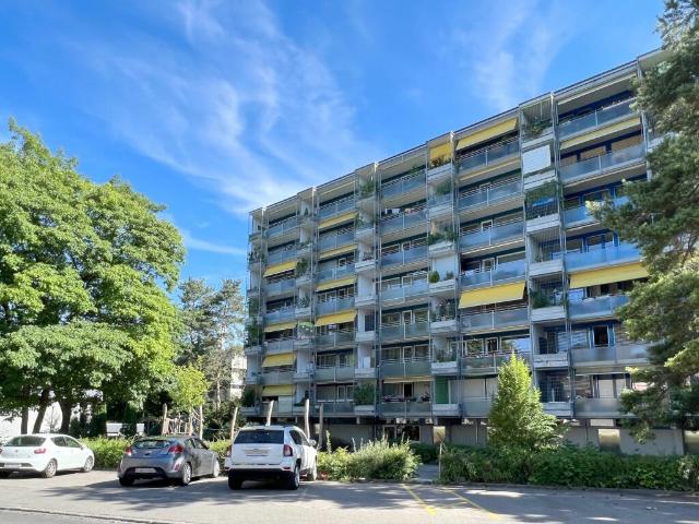 Sonnige 3.5 Zimmer Eigentumswohnung mit Balkon, Keller und Einstellhallenplatz