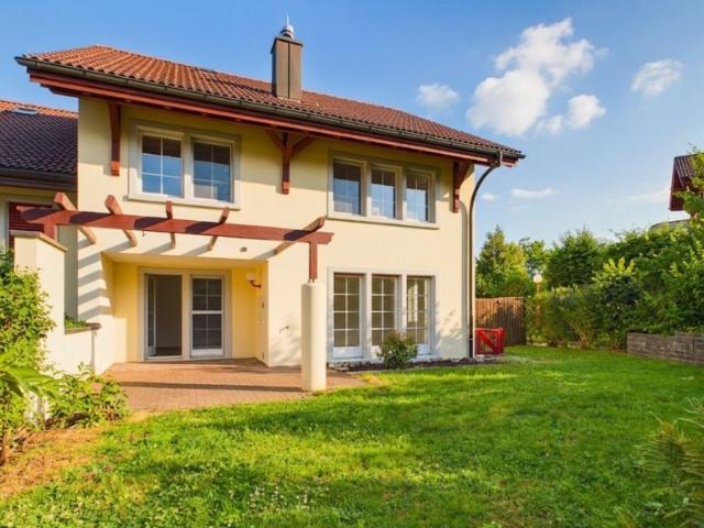 Sonniges 7.5 Zimmer Reiheneckhaus an ruhiger Lage in Altendorf