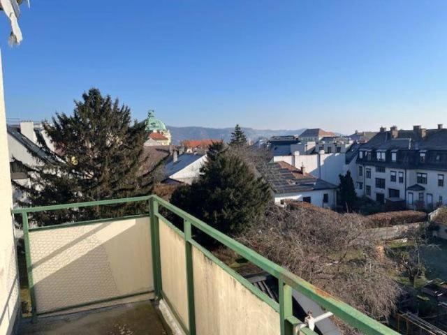 Zentralruhelage! Dachgeschoßwohnung 3 Zimmerum mit Balkon und Panoramablick