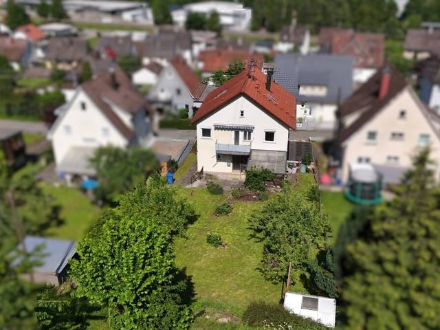 Sonniges Zweifamilienhaus mit Ausbaupotenzial