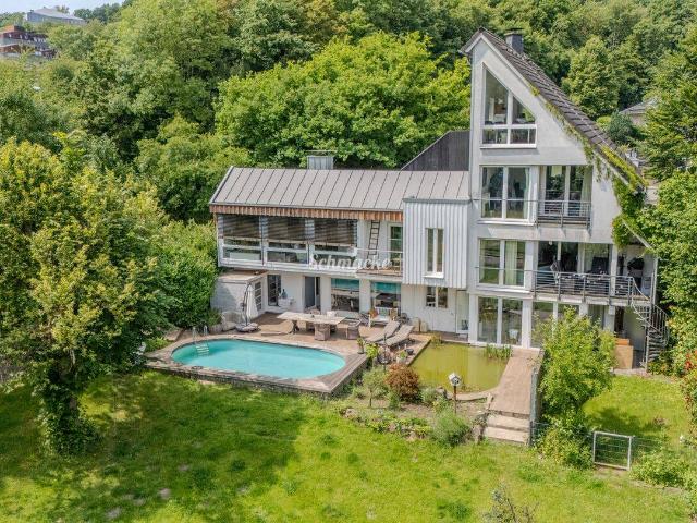 Sonniges Haus mit Außenpool und Einliegerwohnung, Garage und Pferdekoppel mit Pferdestall