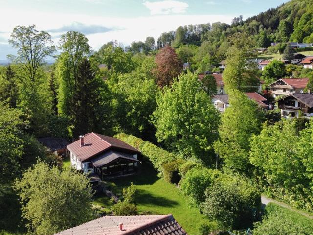 Sonniges, ruhiges Baugrundstück mit Altbestand! Inkl. Baubewilligung für ein Einfamilienhaus!