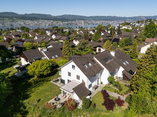 Sonniger Wohntraum an der Goldküste grosszügiges 5.5 Zimmer Reihenhaus am Waldrand