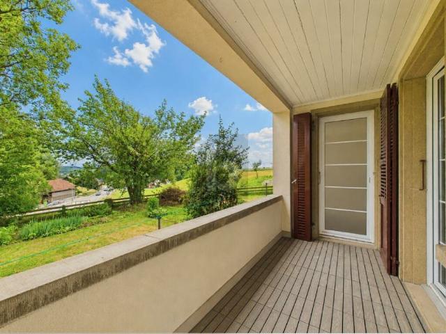 SONNIGER BALKON MIT BLICK INS GRÜNE