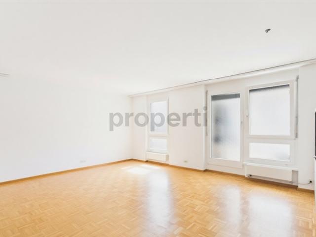 Sonniger Balkon, zwei moderne Badezimmer und komfortabler Lift