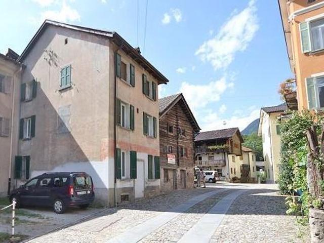 sonniger, charmanter 3 1/2 Zimmer Dorfhausteil / nice part of 3 1/2 room house, quiet in the core
