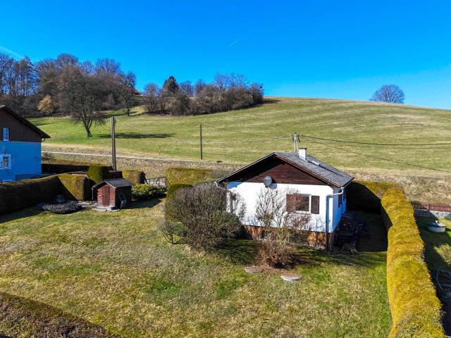 Sonniger Rückzugsort: Grundstück mit Wochenendhaus nahe Linz