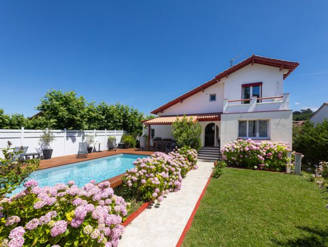 Socoa: Maison lumineuse avec piscine à deux pas de la plage