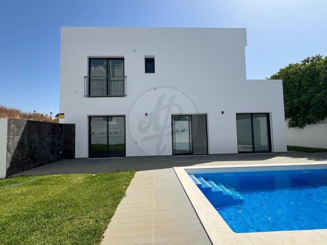 Sofisticada Villa Contemporânea de Luxo com 4 Suites, Piscina Privada e Jardim Paisagístico, numa das Localizações Mais Exclusivas entre Lagos e a Meia Praia
