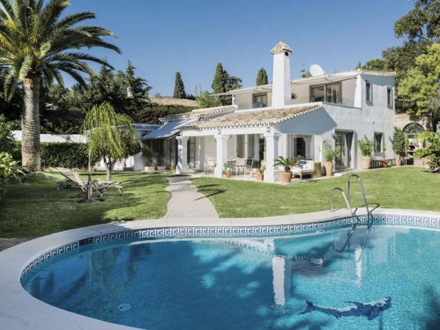Sofisticada Villa de Estilo Andaluz con Vistas al Mar y Acabados de Alta Gama