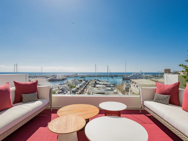 Sofisticado Apartamento Frente a la Playa con Impresionantes Vistas al Mar en Puerto Banús