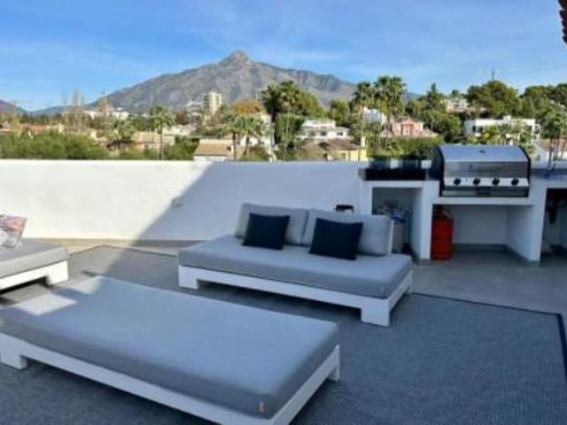 Sofisticado ático dúplex con vistas panorámicas al mar y a la montaña en Nueva Andalucía
