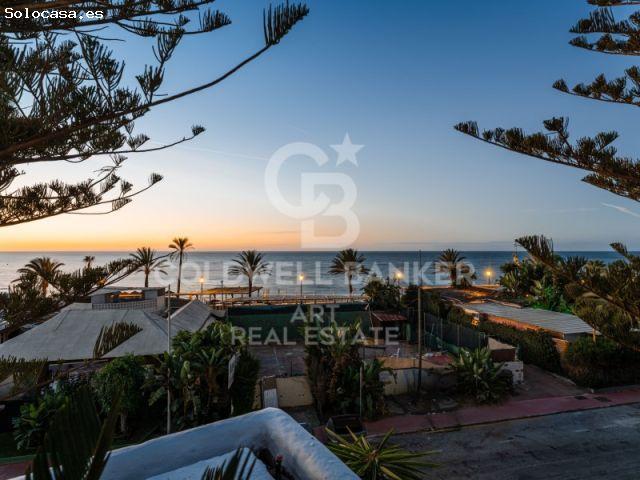 Sofisticado ático dúplex de 3 dormitorios con vistas al mar en Marbella