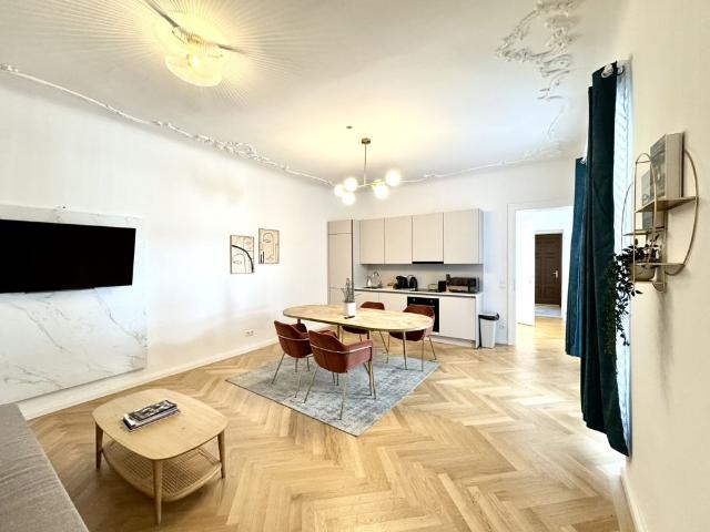 SOFORT BEZUGSFERTIG! Hofruhelage + Stuckdecken + historisches Biedermeierhaus + geschmackvolle Ausstattung!