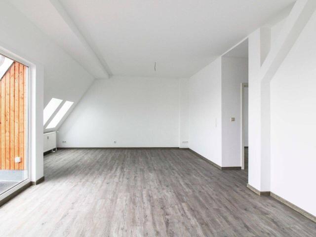 Sofort bezugsfrei: Frisch renovierte Dachgeschosswohnung ohne Aufzug im Altbau mit großem Balkon