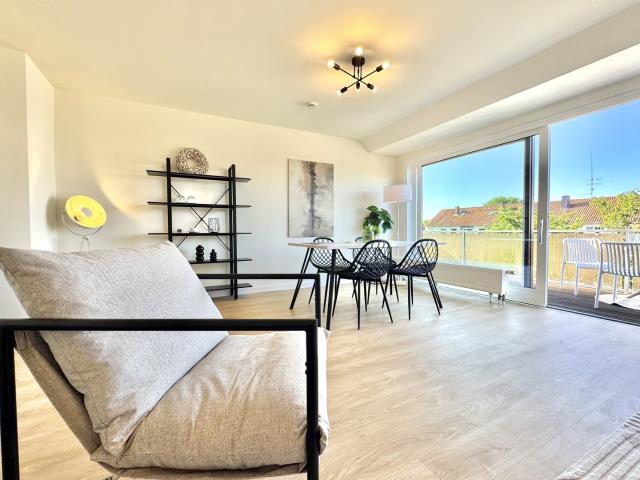 Sofort einziehen: frisch sanierte 4 Zimmer Wohnung mit zwei Bädern, zwei Balkonen und Stellplatz