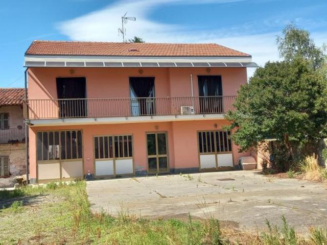 Soluzione disposta su due piani di ampia metratura: al piano terra ingresso con ampio vano scala di collegamento al piano primo. L' abitazione princip