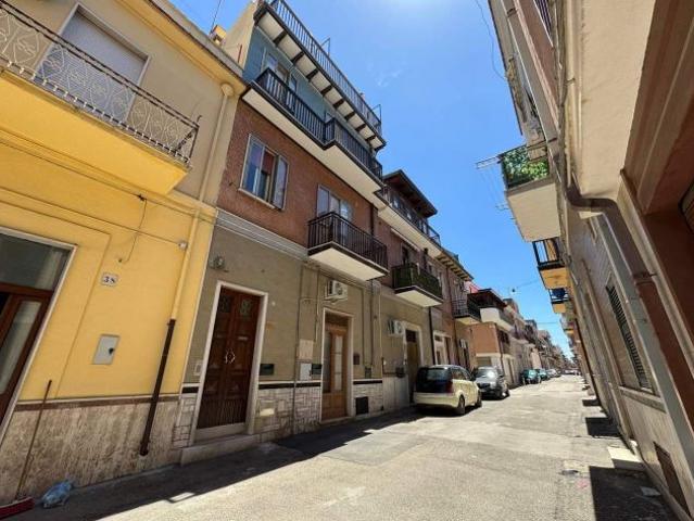SOLUZIONE INDIPENDENTE SU TRE LIVELLI CON TERRAZZO