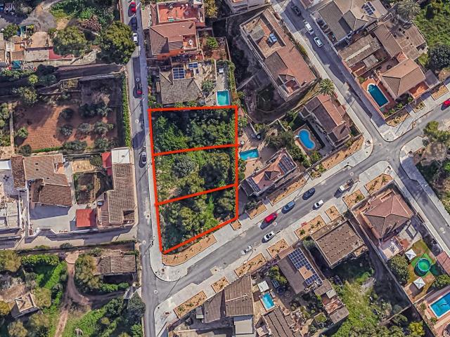 Solar urbano con posibilidad de 3 parcelas para tres chalets exclusivos