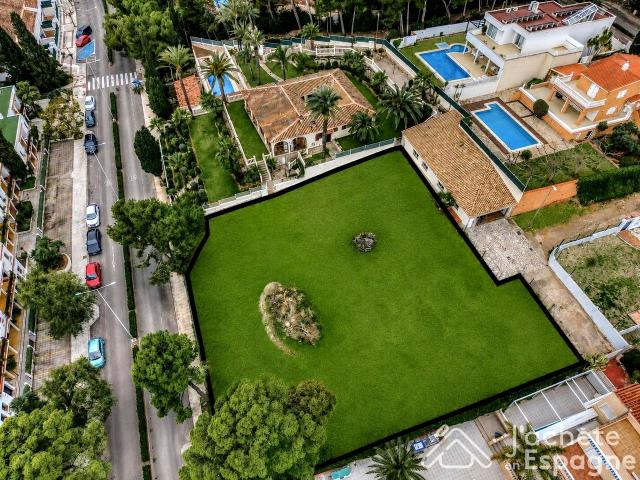 Solar urbano de 1.579 m² en Las Fuentes, a 150 metros de la playa