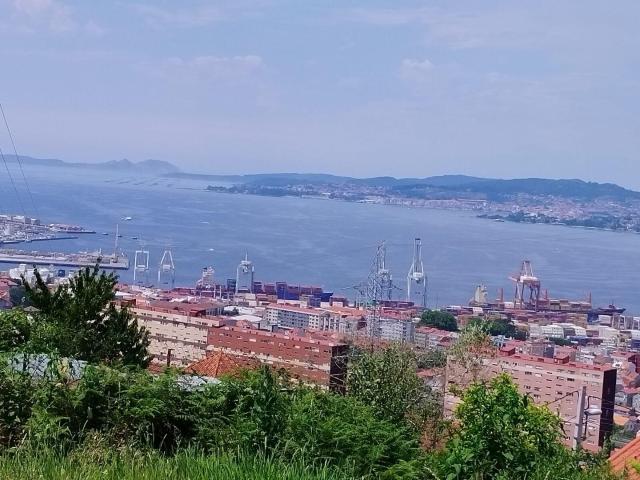 Solar Urbano de 1.228 m2 en Vigo con vistas a la ría y obra iniciada