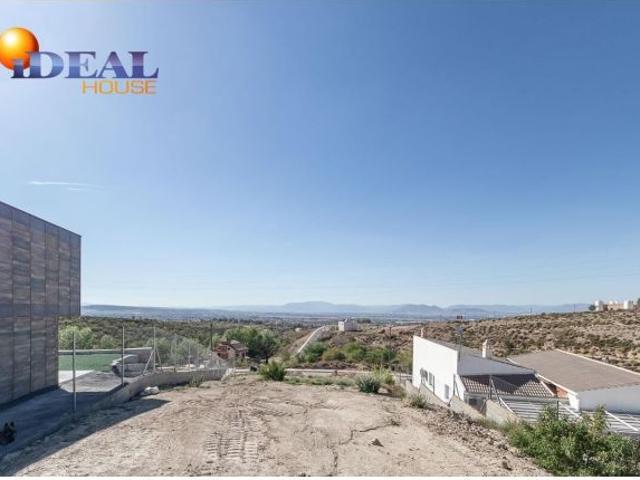 SOLAR URBANO EN ALTOS DE LA ZUBIA CON MAGNÍFICAS VISTAS