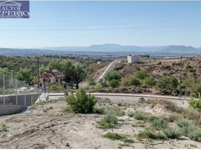 SOLAR URBANO EN ALTOS DE LA ZUBIA CON MAGNÍFICAS VISTAS