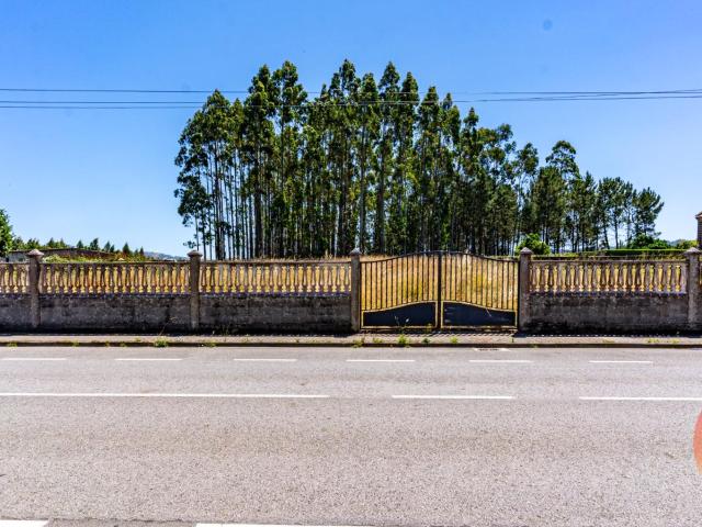 SOLAR URBANO en VENTA cerrado y con DOBLE ACCESO a 2,5 Km de Carballo A Coruña