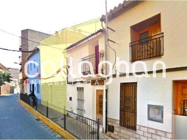 Solar con acceso a dos calles al lado del mercado central