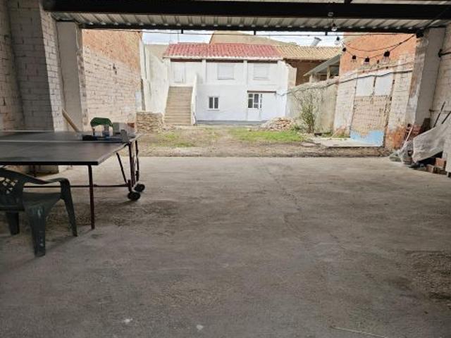 SOLAR CON ALMACÉN EN VENTA