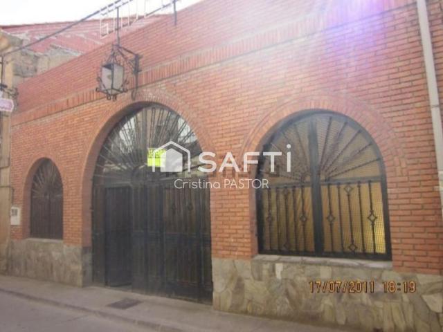 Solar con bodegas y patio para vivienda o negocio