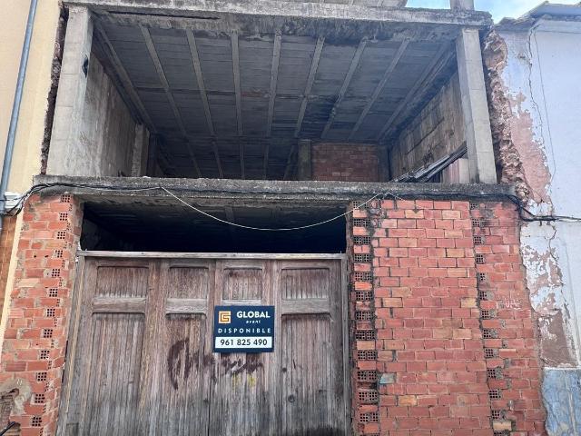 SOLAR CON ESTRUCTURA DE PLANTA BAJA Y DOS ALTURAS, CON PATIO TRASERO Y LATERAL, EN EL CENTRO DE TURIS PUEBLO120.000€